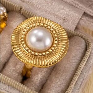 Radiant 18k Gold plated steel Pearl Ring